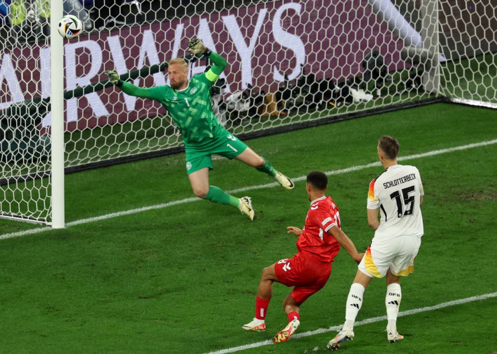 Воротар Каспер Шмейхель з Данії під час футбольного матчу 1/8 фіналу Євро-2024 між Німеччиною та Данією в Дортмунді, Німеччина.