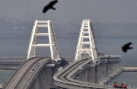 Росіяни заборонили рух вантажівок та "Газелей" Кримським мостом