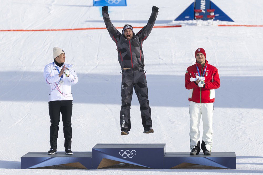 Бенжамін Карл на п'єдесталі