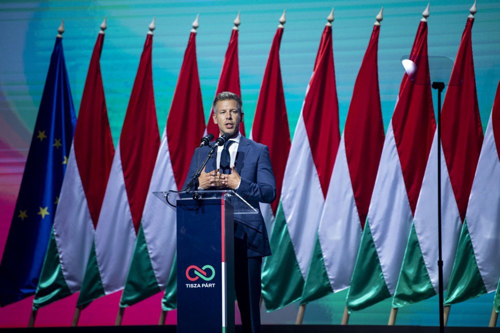 Лідер угорської партії <i>TISZA</i> Петер Мадяр виступає з промовою під час з’їзду партії в Надьканіжі, 12
липня 2025 року.