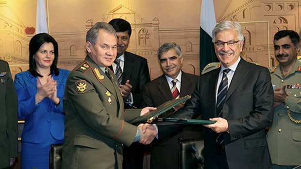 Министр обороны России генерал армии Сергей Шойгу с пакистанским коллегой Хаваджой Асифом 