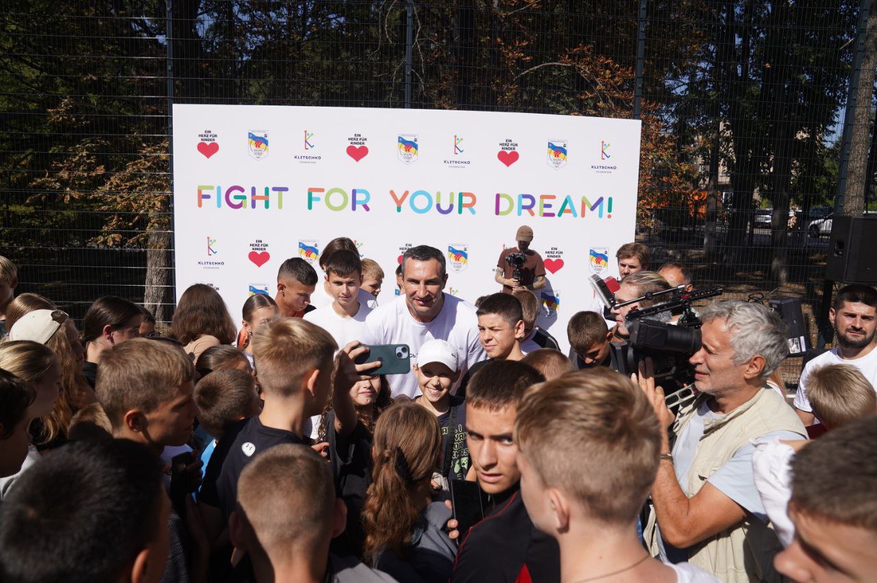 Володимир Кличко фотографується з дітьми під час відкриття спортивного майданчика.