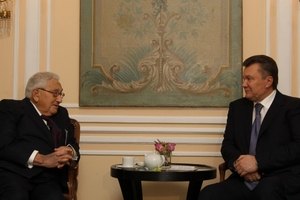 Янукович обсудил с Киссинджером глобальные вызовы