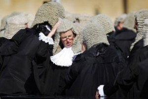 Британским адвокатам разрешили снять парики и мантии