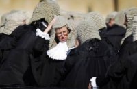 Британским адвокатам разрешили снять парики и мантии