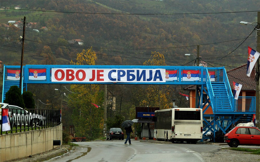 Напис на наземному переході сербською мовою: «Це Сербія», Північна Мітровиця, Косово, 6 листопада 2022 року.