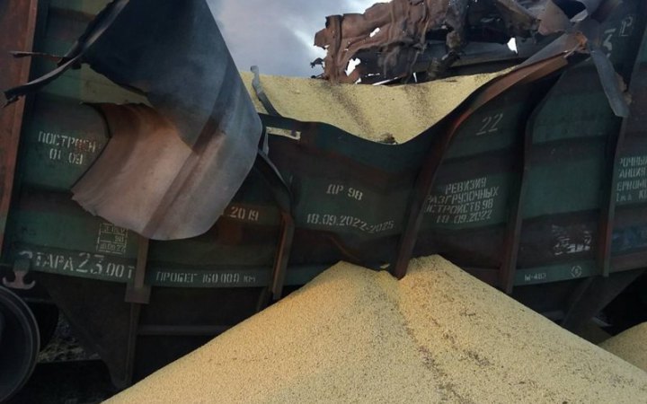 ​Унаслідок атаки Росії пошкоджено вантажні вагони з зерном і потяг "Київ - Перемишль", - УЗ