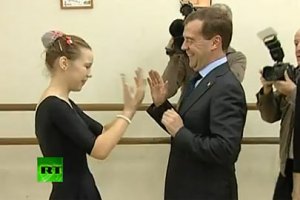 Дети заставили Медведева танцевать