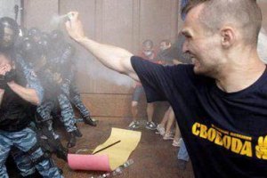 Чоловіка, який атакував "Беркут" під Українським домом, відпустили під підписку про невиїзд
