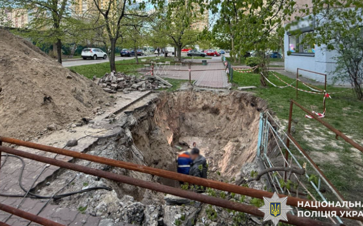 В Оболонському районі Києва 18-річна дівчина травмувалась, впавши в неогороджену яму з водою