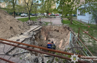 В Оболонському районі Києва 18-річна дівчина травмувалась, впавши в неогороджену яму з водою