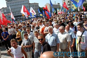 Біля Українського дому стрімко зростає кількість мітингувальників