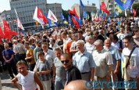 Под Украинским домом стремительно растет количество митингующих 