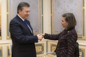 Янукович пообещал Нуланд ускорить освобождение протестующих