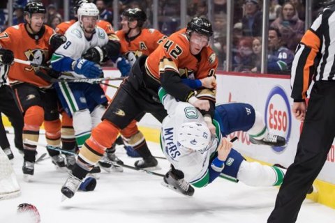 Тафгай "Анахайма" одним ударом свалил на лед 104-килограммового соперника в матче НХЛ