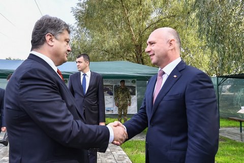 ​Порошенко встретился с премьером Молдовы на границе 
