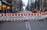В центре Киева провалился асфальт, автомобильное движение изменено