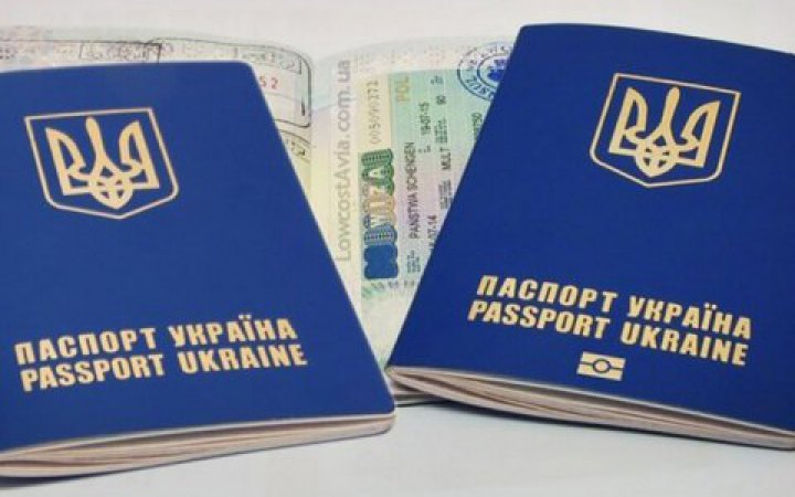 Українцям за кордоном дозволили оформити два паспорти, - Мельничук