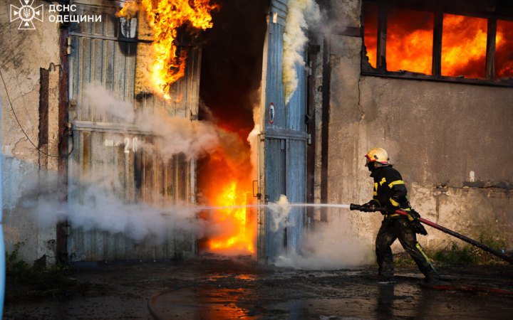 На Одещині гасили масштабну пожежу на складі вторсировини