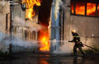 На Одещині гасили масштабну пожежу на складі вторсировини