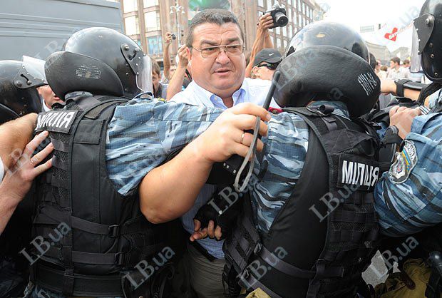 Он же во время сопровождения &lt;&lt;Беркутом&gt;&gt; автозака с Юлией Тимошенко в августе 2011-го 