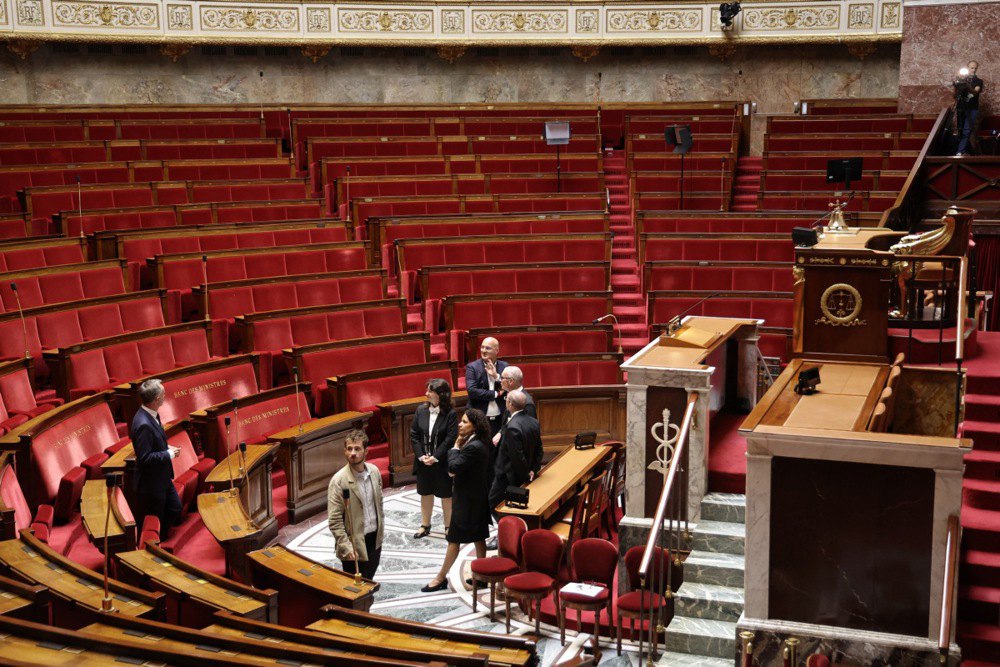 Члени парламенту прибувають у залу засідань Національних зборів у Парижі, 1 липня 2024 р.
