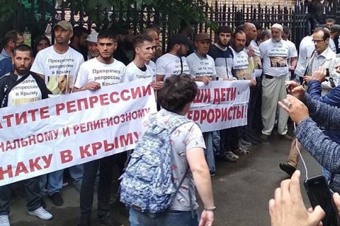 Суд в Москве оштрафовал 18 крымчан, задержанных под Верховным судом России
