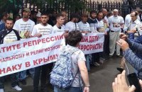 Суд у Москві оштрафував 18 кримчан, затриманих під Верховним судом Росії