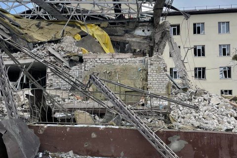 Оккупанты разбомбили больницу в Изюме