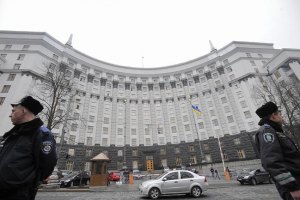 Азаров обязал министров не покидать Киев из-за договора о газе