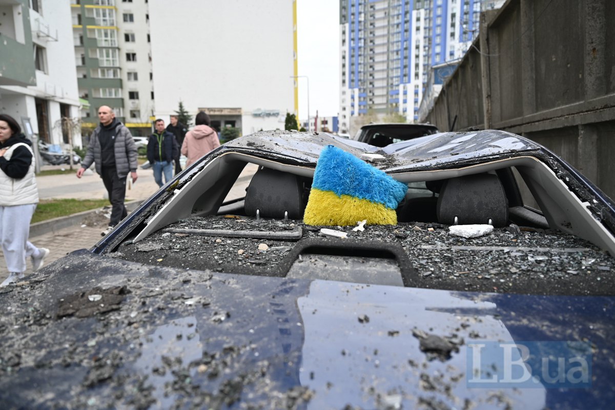 Знищена автівка на місці обстрілу Києва, Подільський район, 16 квітня 2026 р