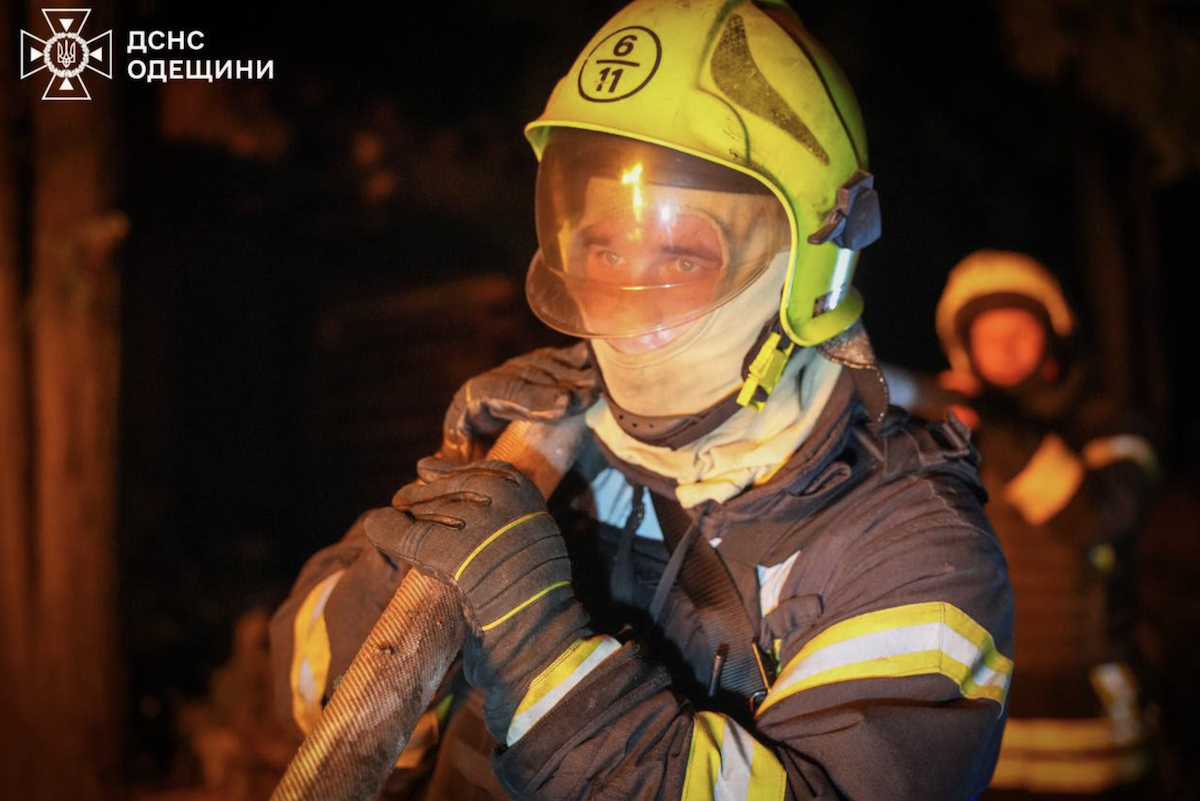 Ліквідація пожежі внаслідок удару по агропідприємству в Одеській області