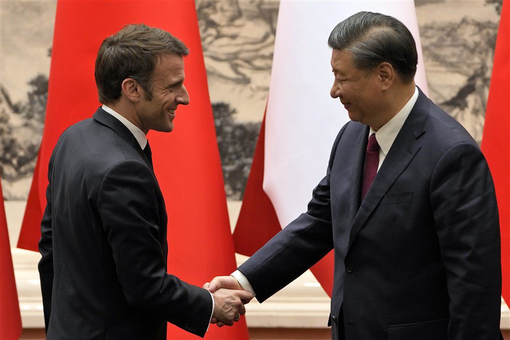 Президент Франції Емманюель Макрон під час зустрічі з лідером Китаю Сі Цзіньпіном 