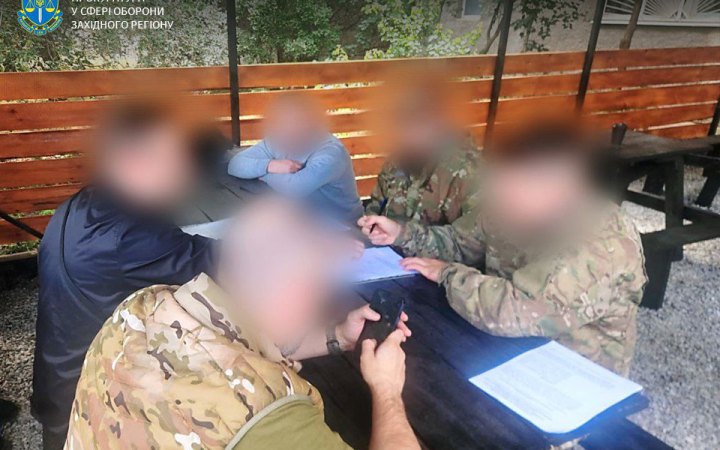 Правоохоронці повідомили про підозру двом військовослужбовцям за напад на бійця “Азову”