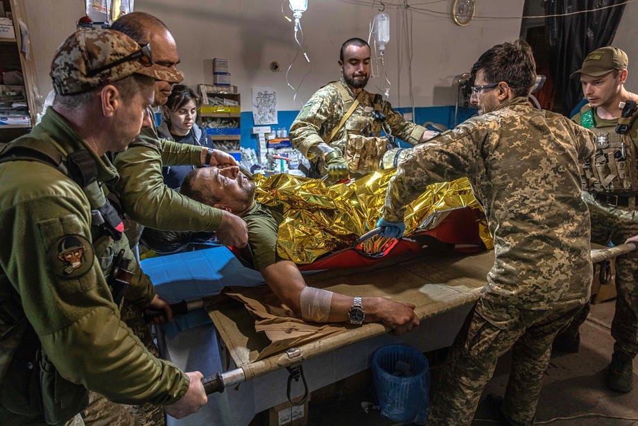 Військові медики надають допомогу пораненому бійцю ЗСУ у прифронтовому польовому госпіталі поблизу Попасної, Луганська область, 08 травня 2022 року.