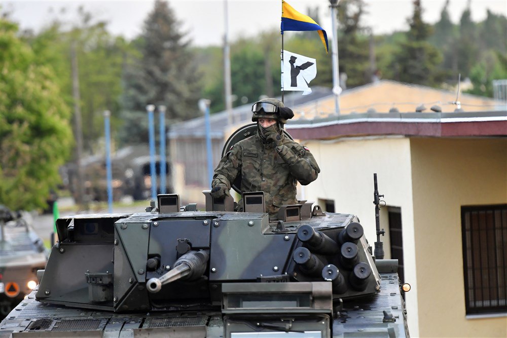 Військовослужбовці армії Польщі на БТР Rosomak під час переміщення на полігон у Дравсько-Поморському, Щецин, Польща, 25 травня 2020 року