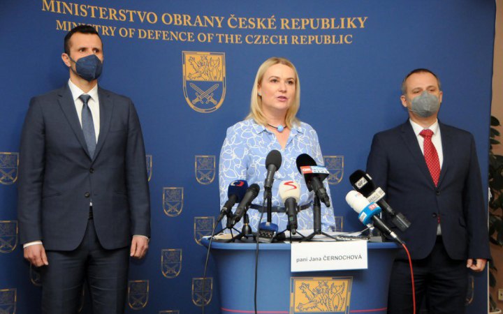 Міністерка оборони Чехії відмовилась їхати на зустріч країн "Вишеградської четвірки" через відмову Орбана підтримати Україну