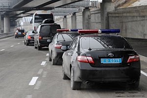 Янукович передвигается по Закарпатью на 13 автомобилях