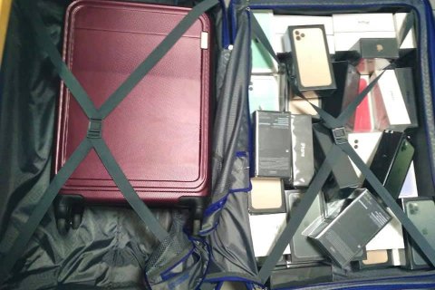 В аэропорту "Борисполь" забыли багаж с телефонами и наушниками на сумму 1,8 млн грн