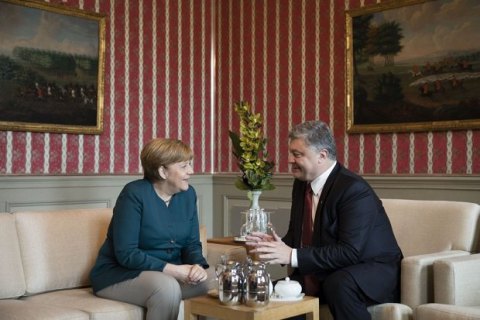 Порошенко с Меркель: Мы должны вернуть Минский процесс "в конструктивное русло"