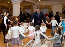 Янукович пообещал настроить в Украине детских садов