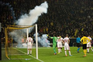 УЕФА возмущен: фаны "Галатасарая" дважды прерывали матч против "Боруссии"