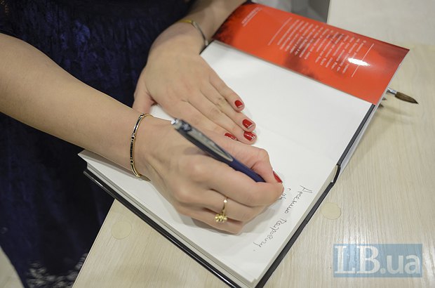 Соня Кошкина подписывает книгу для премьер-министра Украины Арсения Яценюка