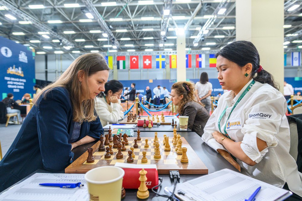 Анна Музичук (ліворуч) під час гри