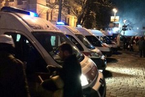 Нардеп: "тітушки" вночі розгромили 30 машин швидкої допомоги