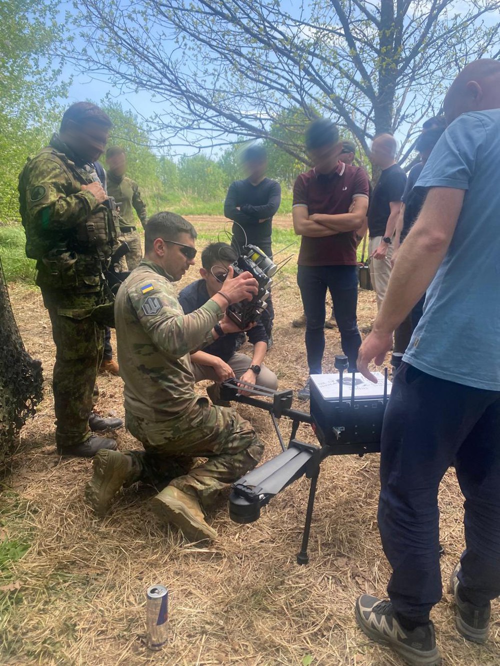 Фото з навчань операторів дронів-бомберів 412 бригади <i>Nemesis</i> (військові бригади демонструють дрон іноземним колегам)