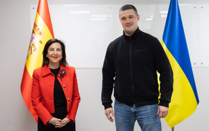 Броньовики VAMTAC та артилерійські снаряди: Україна отримає від Іспанії новий пакет військової допомоги