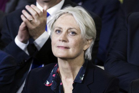 В парламенте Франции начались обыски по делу жены Фийона