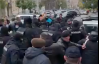 В Киеве произошла стычка между правоохранителями и "евробляхерами", перекрывшими движение