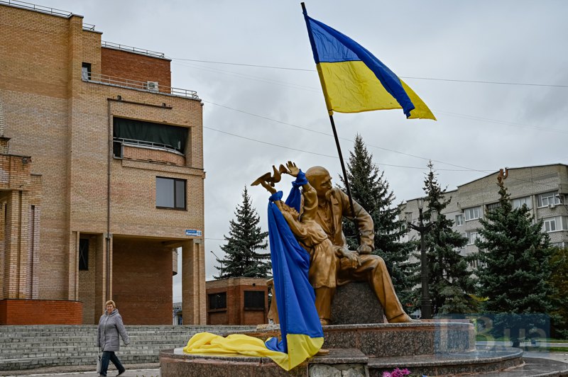 Пам'ятник Шевченку у центрі звільненої Балаклії. 